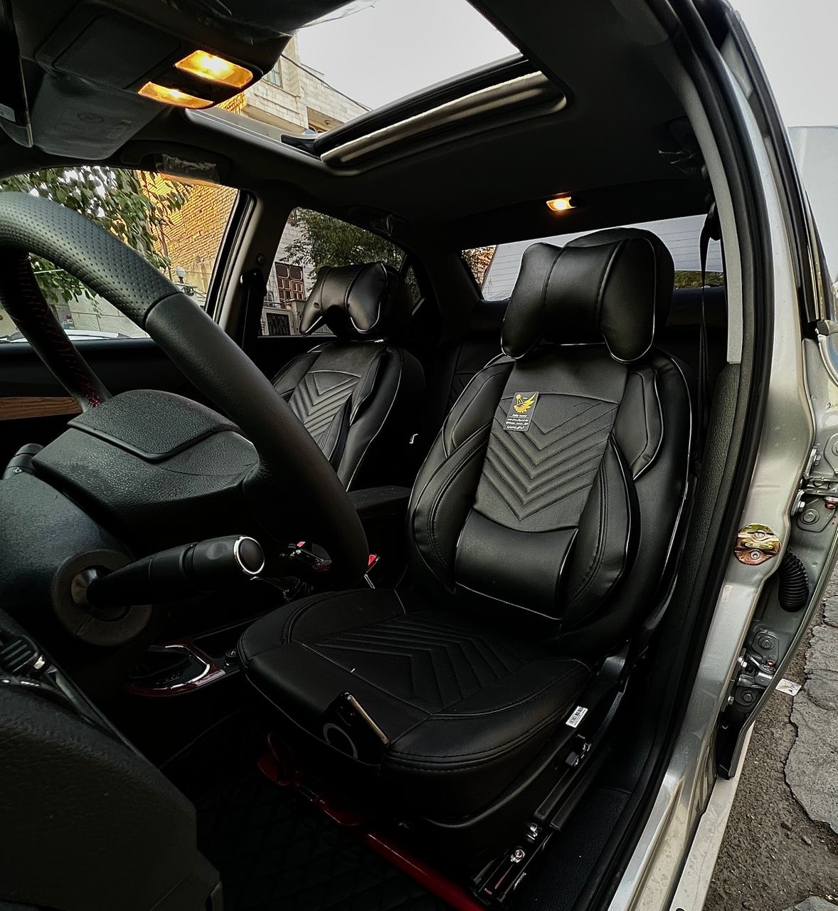 روکش صندلی چرم206طرح لاماری پدگودیی کمر وبغل تولیدی محمودی چرم درجه۱ضدخش وترک باگارانتی تعویض مناسب۲۰۶و۲۰۷وراناپلاس